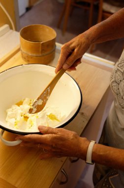 Son sınıf öğrencisi kadın mutfakta yemek pişiriyor.