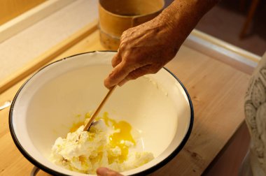 Kase içinde süzme peynirden ev yapımı krema yapmak..