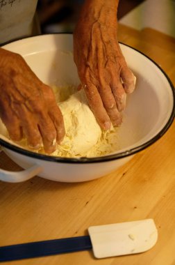 Bir kadın hamur işini hazırlıyor.