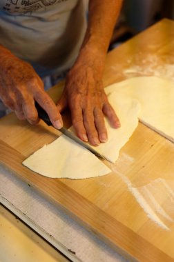 Geleneksel Türk pizzası yapıyorum. Hamur yapılıyor..