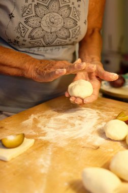 Son sınıf öğrencisi, ev yapımı hamur tatlısı için para kazanıyor. Seçici odaklanma. yiyecek.