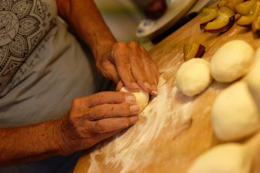 Hamur köftesi pişirme süreci. Mutfaktaki bir adamın elleri. Kapat - kapat