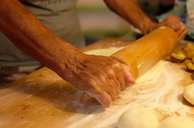 Kadın bir parça ekmekle para kazanıyor.