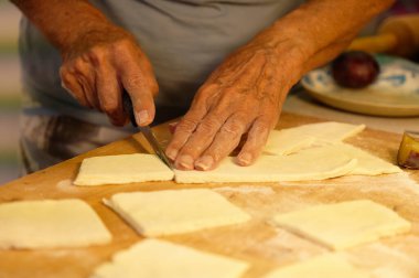 Kadın mutfakta ev yapımı börek hazırlıyor.