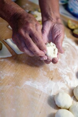 Kadın elleri mantı yapıyor.