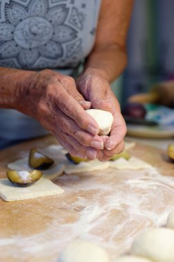 Kapat - bir kişinin eli hamur pişirmek için hazırlanıyor