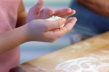 Un ile çocuk elleri, merdane, hamur yoğurma, yakın görüş