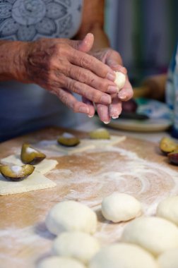 Ev yapımı pizza için hamur yoğuran kadın..