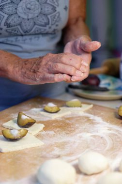 Kadın mutfakta hamur köftesi pişiriyor.