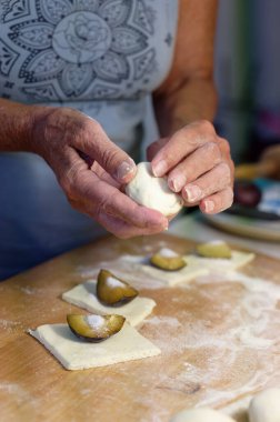 Kadın mutfakta hamur tatlısı hazırlıyor.