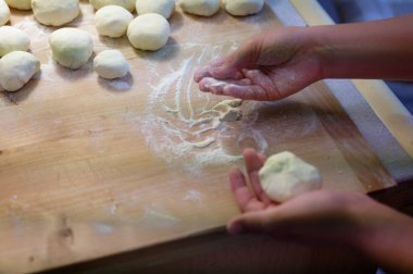 Tahta kesme tahtasında hamurdan yapılmış..