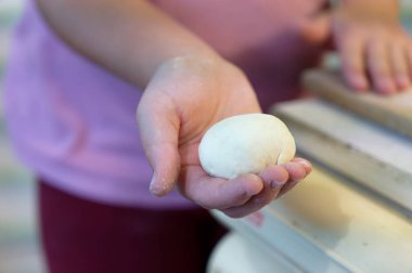 Ev yapımı erikli meyveli börek. Çek usulü güzel yemekler. Mutfak masasında elleri olan gübre..