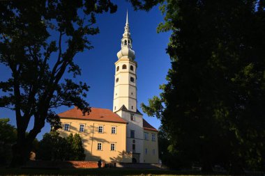 Gün batımında bahçeli eski güzel bir kale. Tovacov-Çek Cumhuriyeti-Avrupa Şehri.