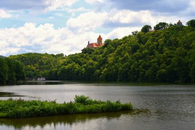 Güzel Gotik kale Veveri. City Brno Brno Barajı. South Moravia - Çek Cumhuriyeti - Orta Avrupa. Bahar manzara.