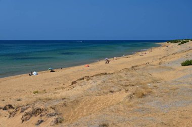 Deniz, güneş ve mavi gökyüzü olan güzel bir sahil. Seyahat ve yaz tatili kavramı. Yunanistan-Korfu Adası.