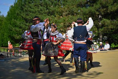 Brno - Bystrc, Çek Cumhuriyeti, 22 Haziran 2024. Çek geleneksel ziyafeti. Geleneksel halk dansları ve eğlence. Meydanda dans eden kostümlü kızlar ve oğlanlar.