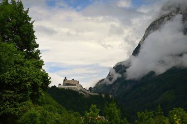 Doğayla ve güzel eski bir şatoyla bir manzara. Ortaçağ şatosu Avusturya 'nın Werfen şehrinde yükseliyor..