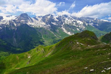 Grossglockner yüksek dağ yolu Avusturya 'da. Dağlar ve yeşil ormanlarla çevrili. Alplerdeki doğa manzarası. Spor, dinlenme ve açık hava aktiviteleri için harika bir yer. Groglockner Avusturya 'nın en yüksek dağıdır..