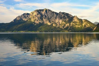 Attersee - Avusturya 'da güzel mavi bir göl. Dağlar ve yeşil ormanlarla çevrili. Alplerde doğa olan bölgeler. Spor, eğlence ve açık hava aktiviteleri için harika bir yer.