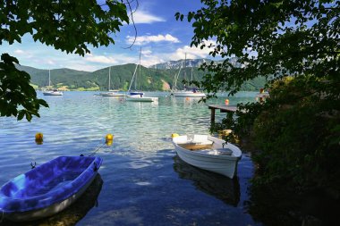 Attersee - Avusturya 'da güzel mavi bir göl. Dağlar ve yeşil ormanlarla çevrili. Alplerde doğa olan bölgeler. Spor, eğlence ve açık hava aktiviteleri için harika bir yer.