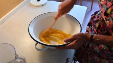 kadın mutfağa yemek