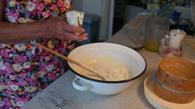 Kadın turta hazırlıyor.