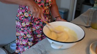 Bir kadın sütlü ve çırpmalı kek hazırlar. görünümü kapat.