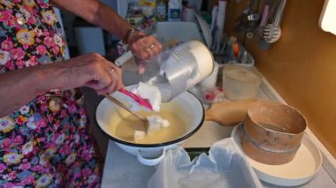 Tatlı bir pasta yapmak