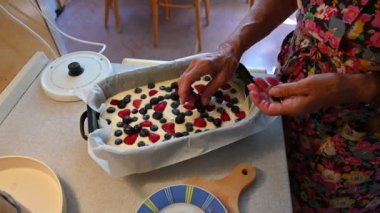 Kadın eli kek yapıyor..