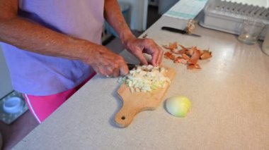 Kadın salata için taze sebze hazırlıyor.