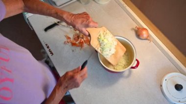 Mutfakta bıçaklı bir kadın var.