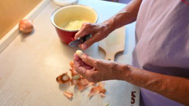 Mutfakta evde yemek pişirmek.