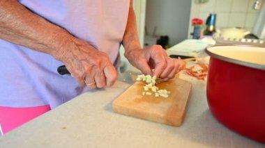 Kadın eli yemek yapıyor.