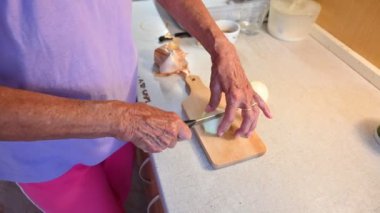 Son sınıf öğrencisi salata yapmak için soğan doğruyor..