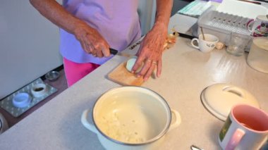 Son sınıf öğrencisi salata yapmak için soğan doğruyor..