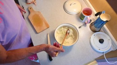 Hamur köftesi pişirme süreci.