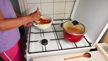 Çorbayı tencerede pişiriyorum..