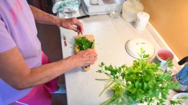 Masada yeşil salata kesen kadın.