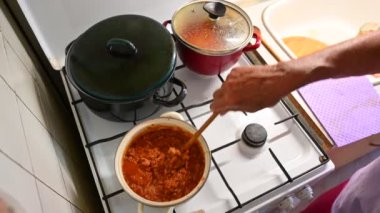 Bir kadın makarna yapıyor.