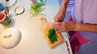 Tahtada taze maydanoz kesiyorum.