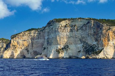 Denizde bir gemi turu. Deniz ve mavi gökyüzü olan büyük uçurumlar. Paxos Adası - Yunanistan. Tatil ve seyahat kavramı. 