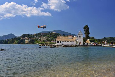 Güzel Vlacherna Manastırı ve fare ada. (Pontikonisi) Corfu - Korfu. Yunanistan. Yaz tatil ve seyahat için güzel renkli ada.