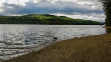Suyla çevrili HDR manzara manzarası. Brno Barajı - Çek Cumhuriyeti - Brno şehri. Doğanın güzel bir görüntüsü. Çevre ve ekoloji kavramı.