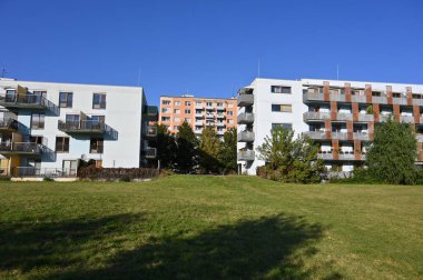 Mavi gökyüzü olan güneşli bir günde modern apartman binaları. Modern bir apartmanın cephesi