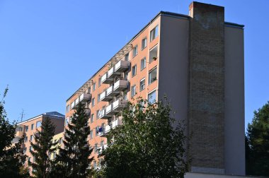 Orijinal prefabrik evler Doğu ve Orta Avrupa 'daki komünist dönemden kalma bir konut arazisinde yeniden inşa edildikten sonra.. Pencereleri ve balkonları olan modern bir apartmanın cephesi. Çek Cumhuriyeti - Avrupa.
