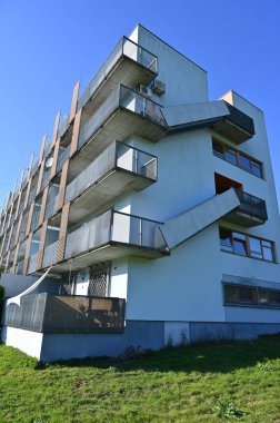 Orijinal prefabrik evler Doğu ve Orta Avrupa 'daki komünist dönemden kalma bir konut arazisinde yeniden inşa edildikten sonra.. Pencereleri ve balkonları olan modern bir apartmanın cephesi. Çek Cumhuriyeti - Avrupa.