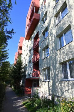 Şehirde yeni bir apartman.