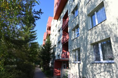 Orijinal prefabrik evler Doğu ve Orta Avrupa 'daki komünist dönemden kalma bir konut arazisinde yeniden inşa edildikten sonra.. Pencereleri ve balkonları olan modern bir apartmanın cephesi. Çek Cumhuriyeti - Avrupa.