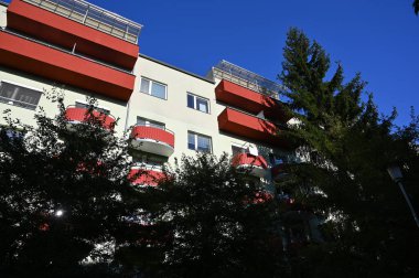 Orijinal prefabrik evler Doğu ve Orta Avrupa 'daki komünist dönemden kalma bir konut arazisinde yeniden inşa edildikten sonra.. Pencereleri ve balkonları olan modern bir apartmanın cephesi. Çek Cumhuriyeti - Avrupa.