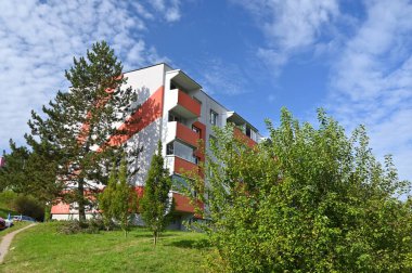 Orijinal prefabrik evler Doğu ve Orta Avrupa 'daki komünist dönemden kalma bir konut arazisinde yeniden inşa edildikten sonra.. Pencereleri ve balkonları olan modern bir apartmanın cephesi. Çek Cumhuriyeti - Avrupa.